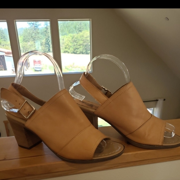 Sophia Milano womens size 7.5  Tan Leather Sling back Sandal made I. ITALY - Picture 2 of 11